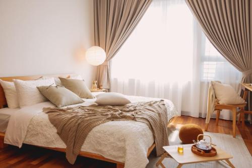 巴生Lazy Cozy Summer Afternoon Healing Daily Life的一间卧室设有一张床和一个大窗户