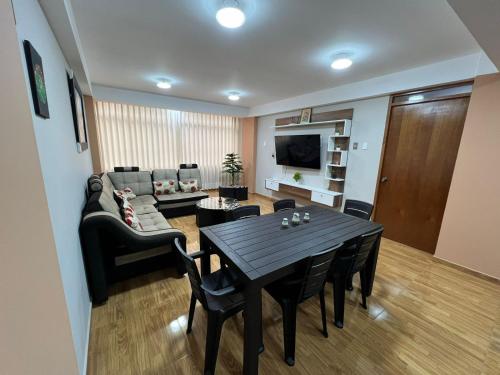 库斯科Departamento para 2 en Wanchaq - Cusco的客厅配有沙发和桌椅