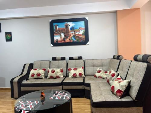 库斯科Departamento para 2 en Wanchaq - Cusco的客厅配有两张沙发和一张桌子