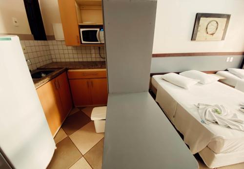 阿布拉奥罗尼尔普拉亚公寓酒店的一间小房间,配有两张床和厨房