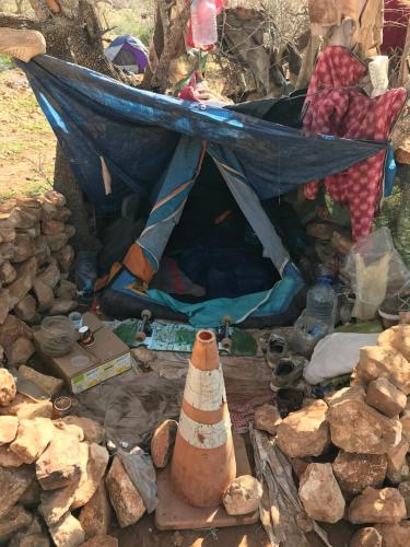 阿加迪尔Pedro's camp的一堆岩石上的一个帐篷