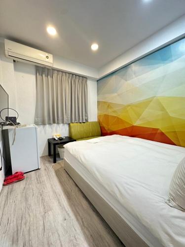 台中市FunSong逢甲的一间卧室配有一张带彩色墙壁的床