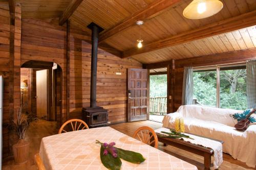 Waimea寇基山林小屋的小木屋内带壁炉的客厅