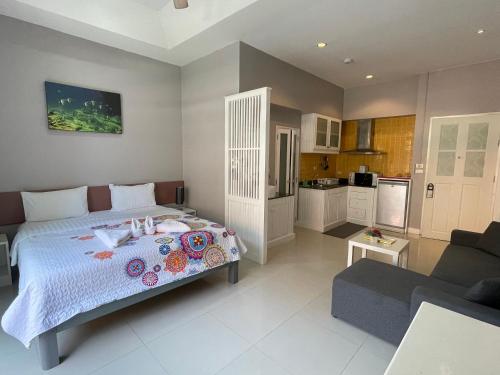 卡塔海滩Thalassa pool Kata Beach的一间卧室设有一张床和一间客厅。