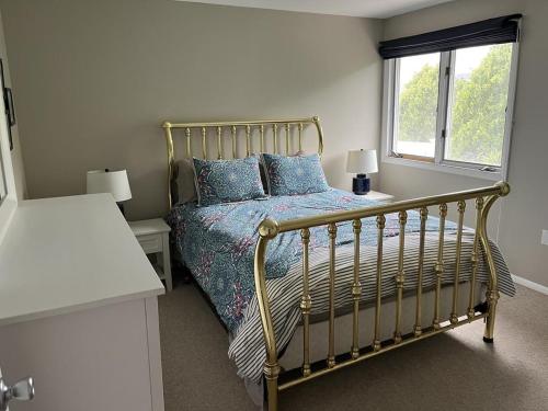 WaretownModern Well Kept Single Family House的一间卧室配有一张带蓝色枕头的床和一扇窗户。