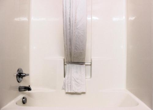 基林Scottish Inns Killeen near Fort Cavazos的浴缸配有透明的淋浴帘