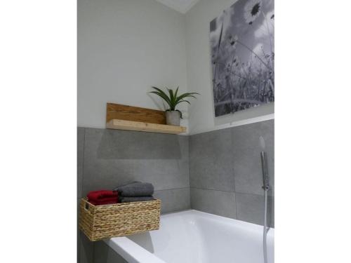 若特阿赫-埃根Bodenschneid Suites Wallbergblick的带浴缸的浴室,内有植物