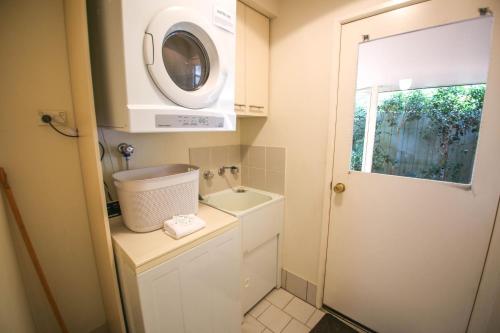 布赖特Silver Birches Holiday Village - Unit 8的一间带水槽和洗衣机的小浴室