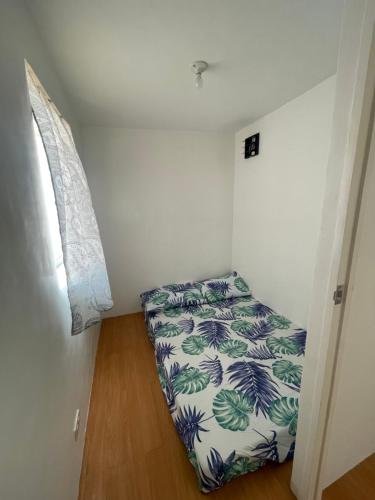 帕加迪安tadzmahal的一间位于客房角落的带一张床的房间
