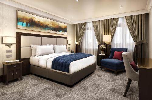 伦敦Rochester Hotel by Blue Orchid的配有一张床和一把椅子的酒店客房