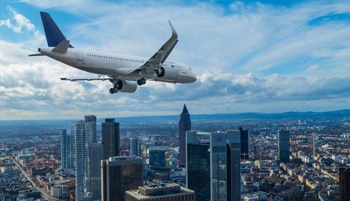 瓦尔堡Diemel-Luxus-Hotel的飞机飞越城市