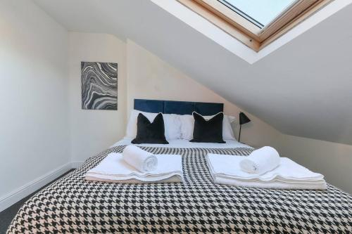 诺丁汉Perfect Retreat 4bed House Trent Bridge & Forest的一间卧室配有带毛巾的床