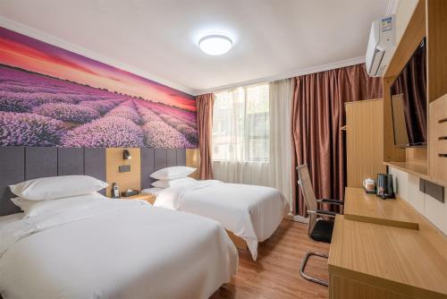 广州华旅酒店(广州北京路步行街省人民医院店)的酒店客房设有两张床,墙上挂有绘画作品