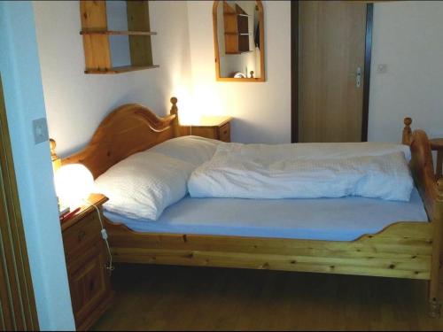 Hasliberg WasserwendiGibelhüüs 2-Bettwohnung - b48627的一间卧室配有一张带蓝色床垫的木床