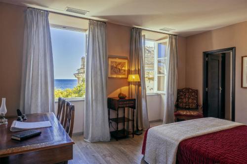 布伦德Villa les Roses的一间卧室配有一张床、一张书桌和一个窗户。