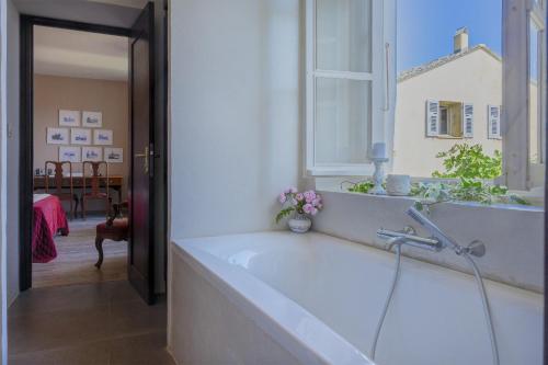布伦德Villa les Roses的带浴缸和窗户的浴室