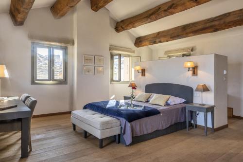 布伦德Villa la Rose des Mers的卧室配有1张床、1张桌子和1把椅子