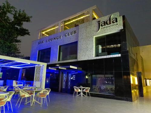 拉各斯Jada Lifestyle & Lounge的前面有桌椅的建筑