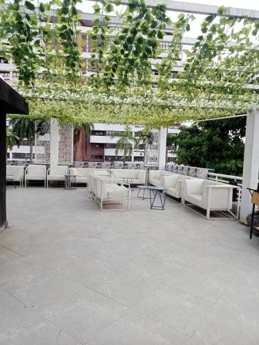 拉各斯Jada Lifestyle & Lounge的大型庭院配有白色椅子和植物