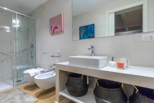 米兰Milan Style-Hosted by Sweetstay的白色的浴室设有水槽和卫生间。