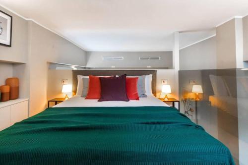 米兰Milan Style-Hosted by Sweetstay的一间卧室配有一张带两盏灯的大型绿床。