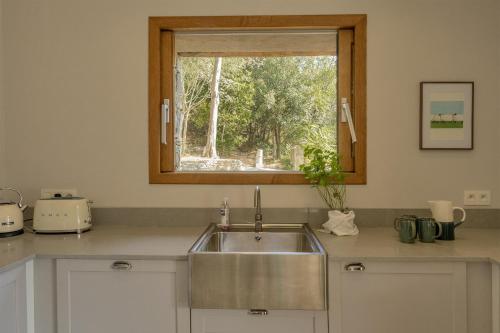 布伦德Villa Piccula的厨房设有水槽和窗户。