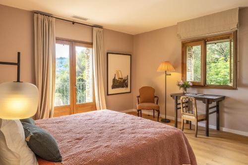 布伦德Villa Piccula的卧室配有一张床、一张书桌和窗户。