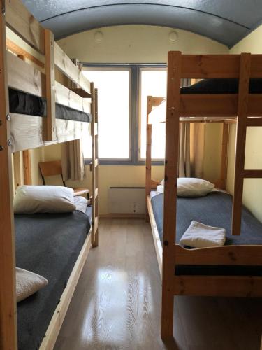 瑞纳Rena Hostel IVAR的带窗户的客房内的两张双层床
