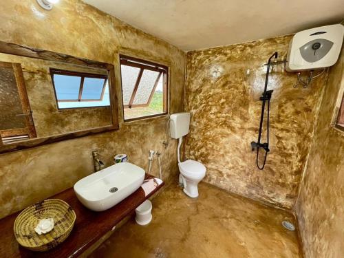 肯杜瓦Adventurevilla的一间带水槽和卫生间的浴室