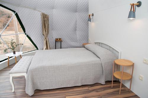 埃里温Eco Dom Tent的一间卧室设有一张床和一个窗口