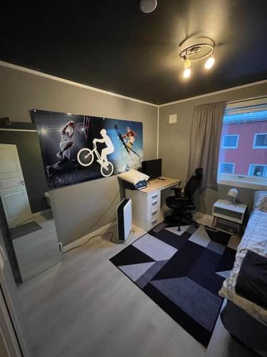 纳尔维克Narvik sentrum的客房设有带书桌和电脑的卧室。
