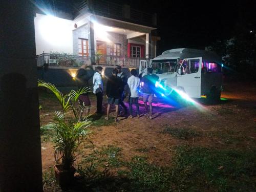 奇克马格尔Chikmagalur cool stay的一群人晚上站在公共汽车前