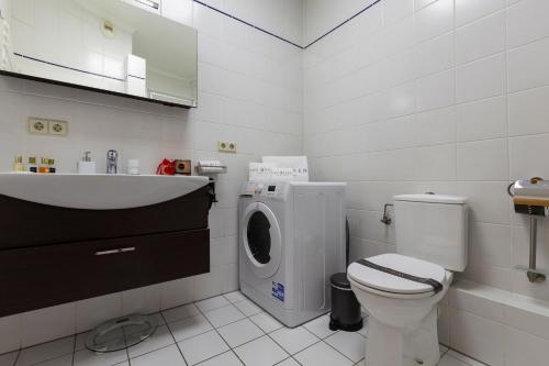 卢森堡VILLA VITTORIA的一间带卫生间和洗衣机的浴室