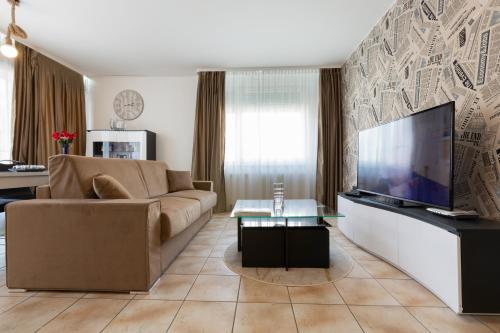 卢森堡VILLA VITTORIA的带沙发和平面电视的客厅
