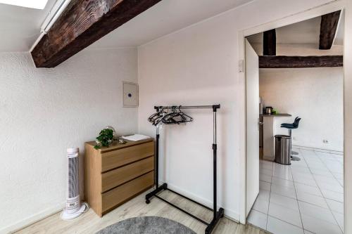 里昂Apartment for 4 people with view of Fourvière AIL的一间设有梳妆台和白色墙壁的房间