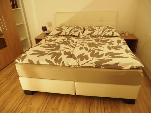 皮茨河谷阿兹尔Apart Desiree的卧室内的一张大床,配有床边镜