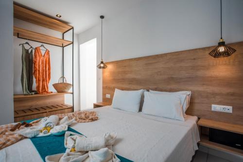 佩基罗德Ellia Resort的一间卧室配有一张大床和毛巾