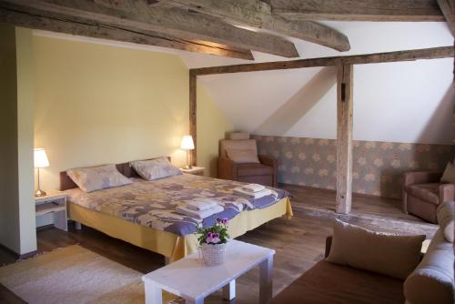 MissoPööni Tavern & Guesthouse的一间卧室配有一张大床和一张沙发