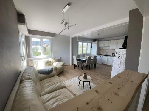 GertwillerDomaine Rosfelder - locations de gîte et cabane insolite的客厅配有沙发和桌子