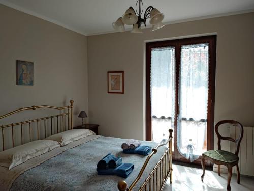 蒙苏姆马诺Come a casa的一间卧室配有一张床,上面有两条毛巾