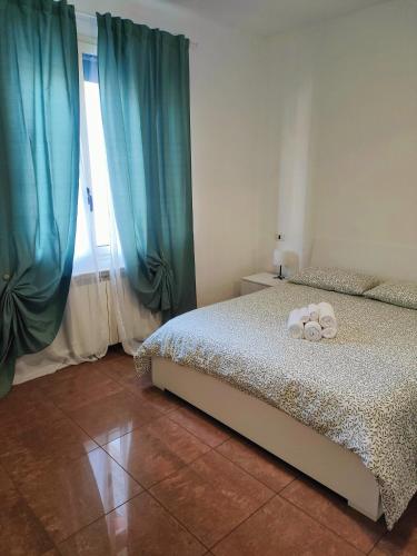塞斯托-圣乔凡尼Bilocale 5 a pochi passi da Milano的一间卧室配有带毛巾的床