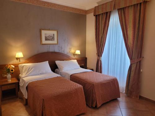 格罗塔费拉塔斯夸尔西亚雷里酒店的酒店客房设有两张床和窗户。