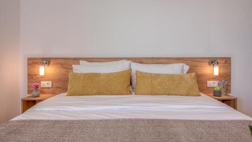 基萨莫斯Kaliviani Traditional Hotel的一间卧室配有一张带2个床头柜的大床