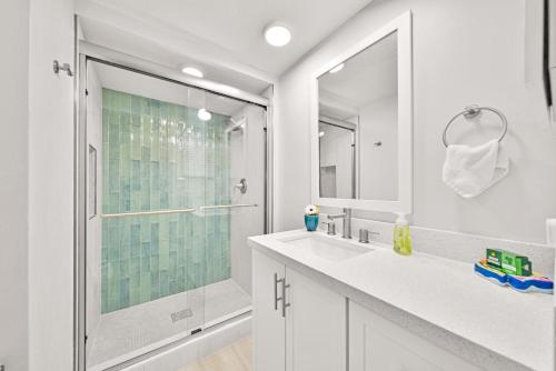 萨尼贝尔Loggerhead Cay #434的带淋浴和盥洗盆的白色浴室
