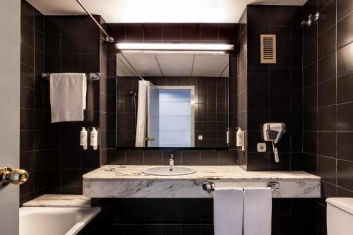 普拉加德阿罗htop Platja Park #htopFun的一间带水槽和镜子的浴室