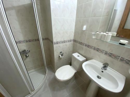 安塔利亚普瑞玛酒店 的浴室配有卫生间、盥洗盆和淋浴。