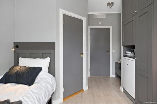 GarderStudio Apartments Oslo Airport的一间带大床的卧室和一间厨房