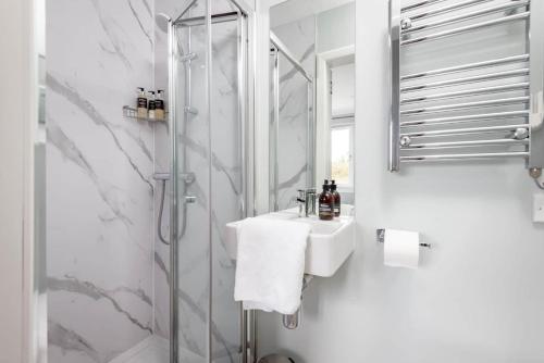 圣安德鲁斯Monksholm House - Sleeps 10 - 5 Mins from St Andrews的白色的浴室设有水槽和淋浴。