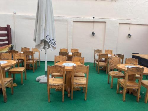 波热加Restoran i prenoćište Begović的配有桌椅和遮阳伞的房间