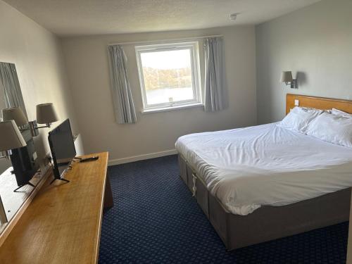 阿夫雷Thurrock Hotel M25 Services的酒店客房设有床和窗户。